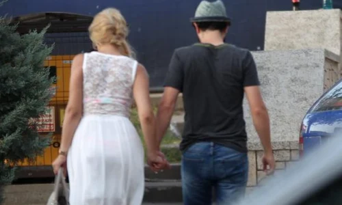 Într un final, Bianca s a mai liniştit şi cei doi au intrat în hotel ţinându se de mână jpeg