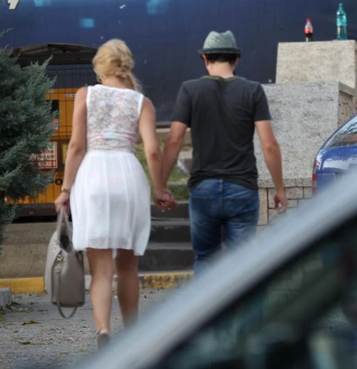 Într-un final, Bianca s-a mai liniştit şi cei doi au intrat în hotel ţinându-se de mână