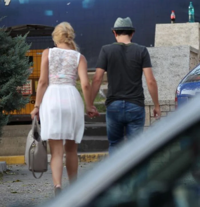 Într-un final, Bianca s-a mai liniştit şi cei doi au intrat în hotel ţinându-se de mână