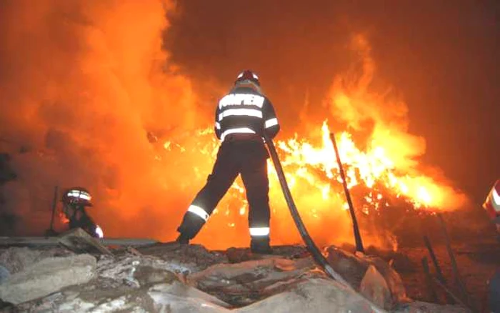 Potrivit primelor informaţii, camionul arde în totalitate. FOTO: Arhivă