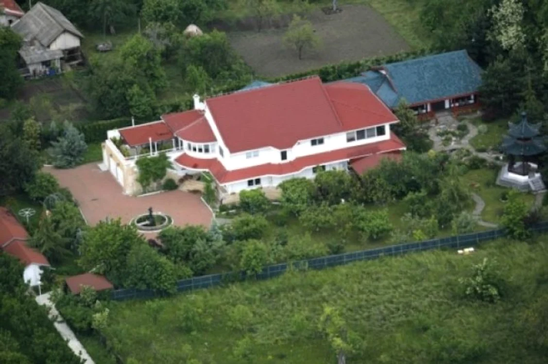Domeniul lui Adrian Năstase de la Cornu se întinde pe circa 1,7 hectare