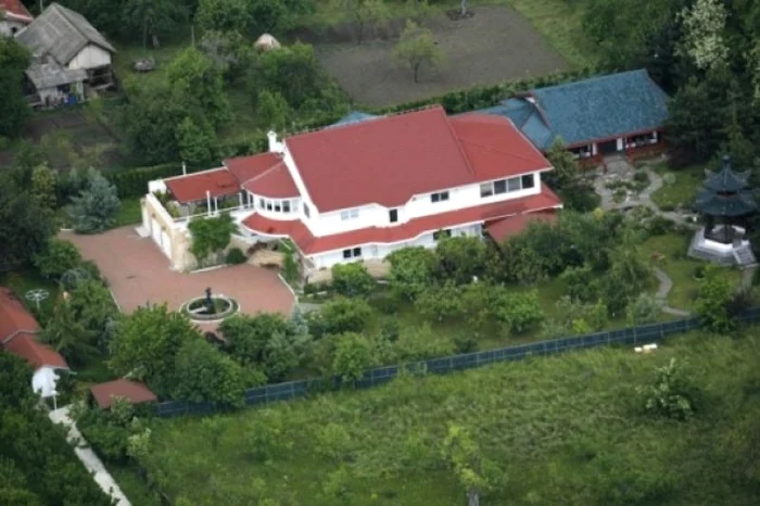 Domeniul lui Adrian Năstase de la Cornu se întinde pe circa 1,7 hectare