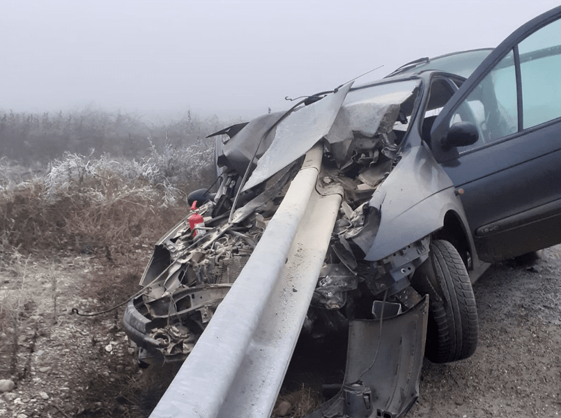 Autoturism străpuns de bara de protecţie a drumului. Accidentul teribil s-a produs în Neamţ 