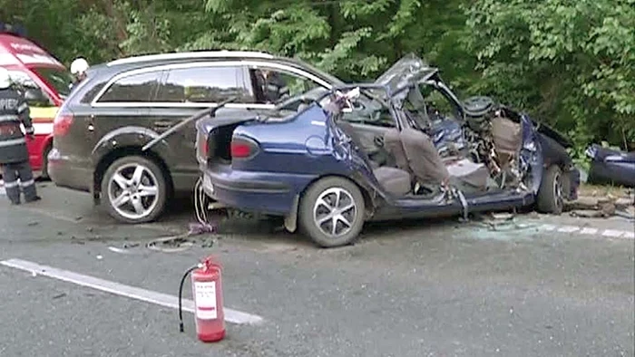 
    Dacia implicată în accidentul de la Tâncăbeşti s-a făcut prafFoto: Andreea Dancu, rtv.net  