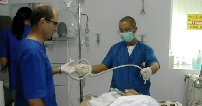 Iaşi: O fată a înghiţit 600 de comprimate dintr-un foc