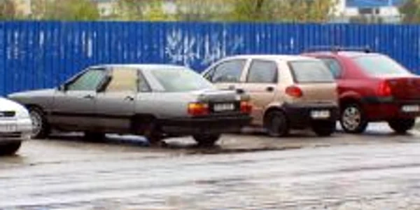 Mașinile sunt abandonate pe străzile dintre cartiere