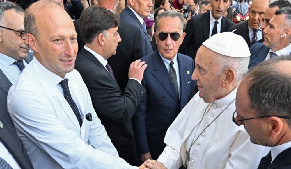 Medicul chirurg care l-a operat pe Papa Francisc în 2021 și 2022, cercetat penal pentru fals în înscrisuri