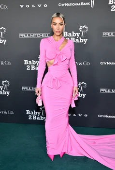 Kim Kardashian în roz