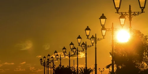 Muncitori cu materiale de constructii pe aleea de pe plaja din Sochi unde se va desfasura urmatoarea editie a Jocurilor Olimpice de Iarna 2014 foto reuters