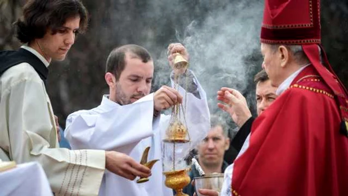 IPS Ioan Robu (dreapta), Arhiepiscopul Mitropolit de Bucureşti sfinţeşte flori în timpul procesiunii de Florii, organizate de Arhiepiscopia romano-catolică de Bucureşti, duminică, 29 martie 2015 Foto: MEDIAFAX / Andreea Alexandru