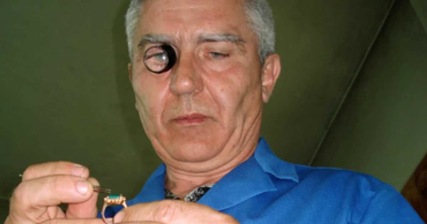 Iaşi: Viorel Săcăleanu Stăpânul inelelor şi cerceilor