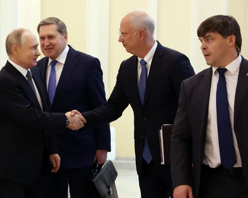 Vladimir Putin și Kiril Dmitriev FOTO EPA EFE VYACHESLAV PROKOFYEV jpg