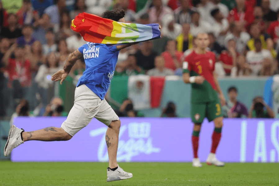 Mesajele politice transmise un suporter care a intrat pe teren în timpul unui meci de la Campionatul Mondial