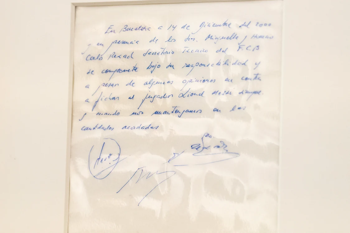 Șervețelul pe care Lionel Messi a semnat primul contract cu Barcelona / Foto: Profimedia