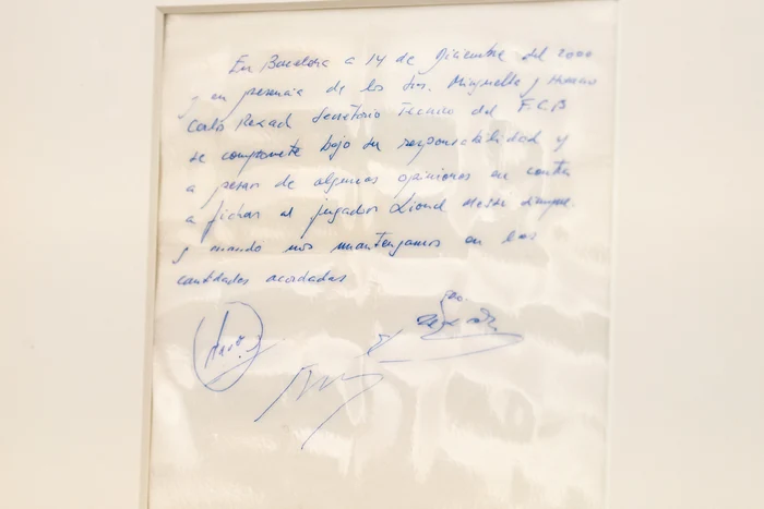 Șervețelul pe care Lionel Messi a semnat primul contract cu Barcelona / Foto: Profimedia
