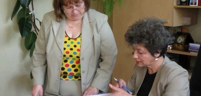 Contabila-şefă Felicia Grosu (stânga) alături de directoarea Maria Bleoancă. Foto: Bogdan Nistor