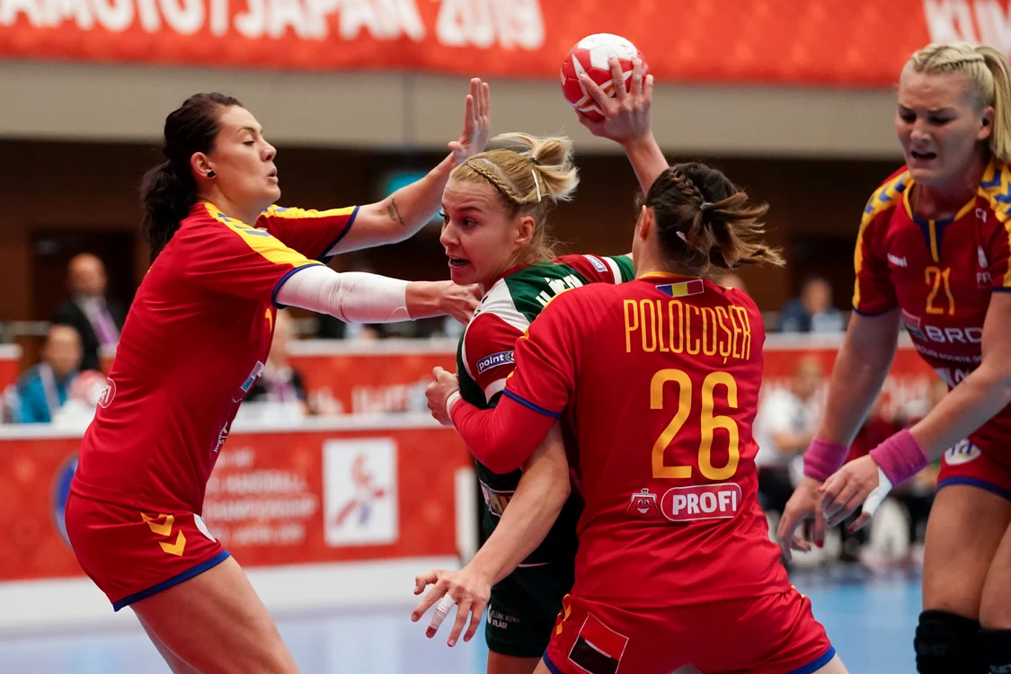 Gabi Perianu și Anca Polocoșer încearcă să stopeze un atac al UngarieiFoto: EPA-EFE