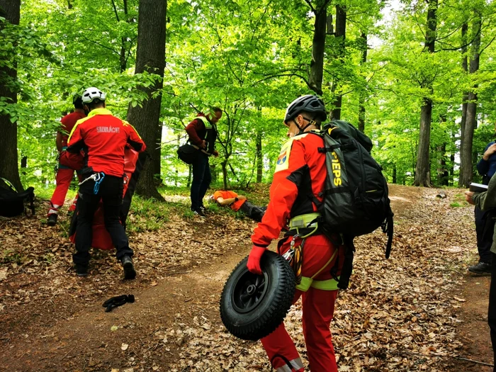 Trupul bărbatului a fost coborât cu targa                                                       FOTO: Salvamont Maramureş