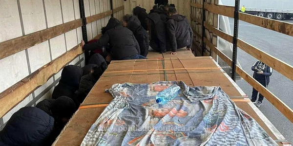 32 de migranţi