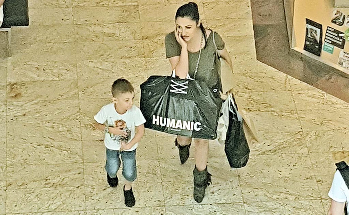 
    Micuţul David şi  Andra, mulţumiţi  la finalul sesiunii  de shopping  