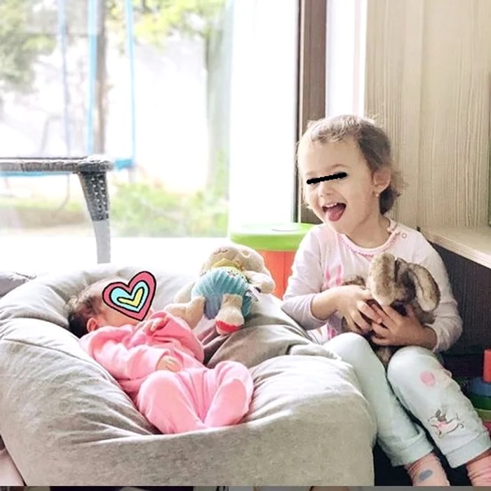 Fetițele Andreei Bălan își așteaptă mămica acasă 