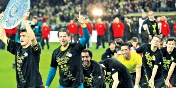 Veteranii echipei, căpitanul Kehl  şi portarul Weidenfeller (primii de la stânga), conduc trenuleţul bucuriei lui Dortmund