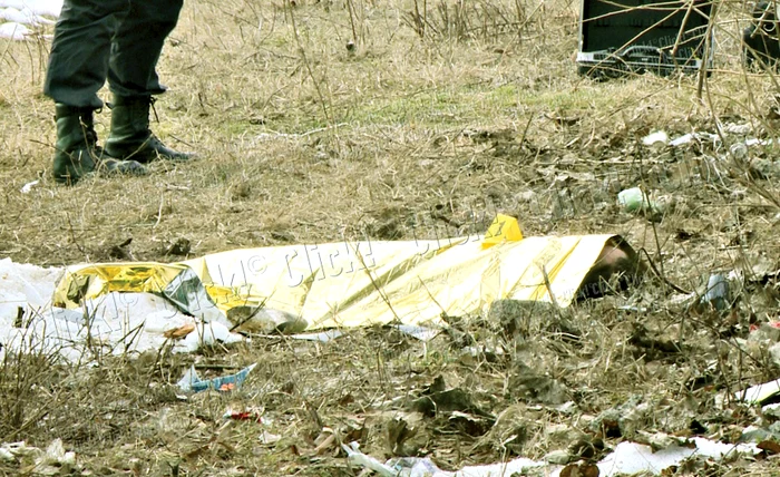 Eleva a murit după ce placa  de beton care acoperea  fosa septică s-a prăbuşit