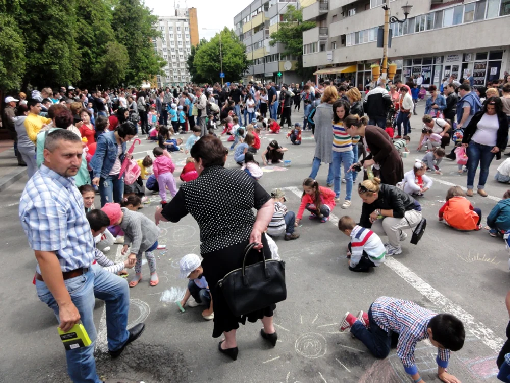 Sute de copii din Slatina au invadat esplanada din centrul oraşului de 1 iunie  (FOTO: Mugurel Manea)