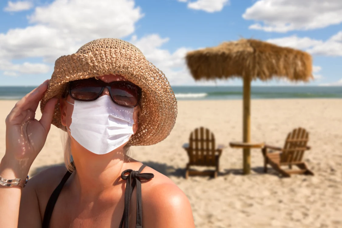 Cu sau fără pașaport de vaccinare, turiștii tot vor fi nevoiți să respecte în vacanță restricțiile impuse de pandemie