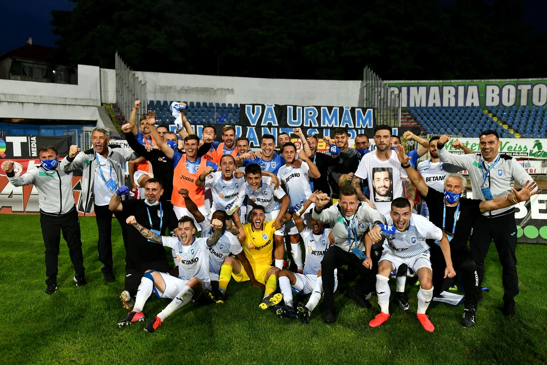 
    Fotbaliștii Universității Craiova au sărbătorit succesul pe teren, la BotoșaniFoto: sportpictures.eu  