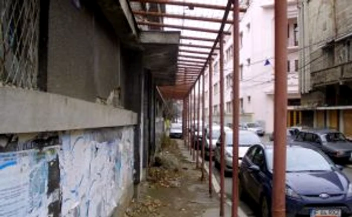 Clădirea se află acum într-o stare avansată de degradare