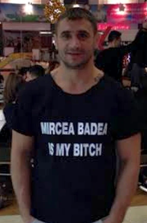 Acesta este mesajul jignitor de pe tricoul tânărului care l-a scos din sărite pe Badea