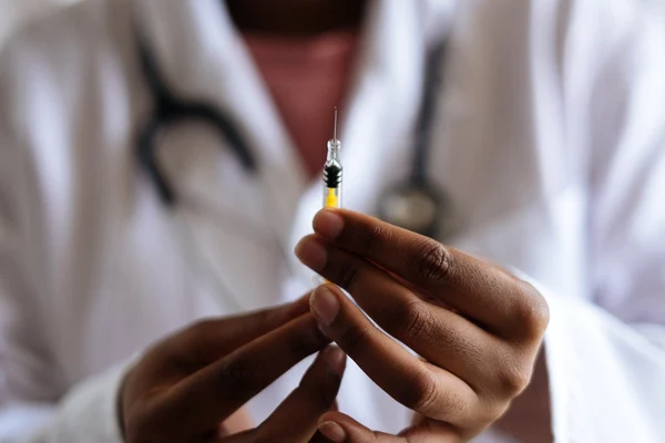 BioNTech și Pfizer colaborează pentru a dezvolta un vaccin împotriva COVID-19