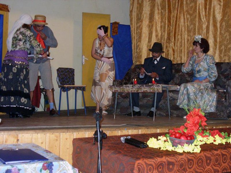 Locul unde se reînființează singura trupă de teatru comunală din România. Primarul este unul dintre actori