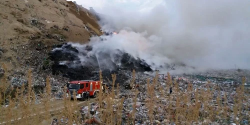Incendiul s-a întins pe o suprafaţă de 1000 de mp