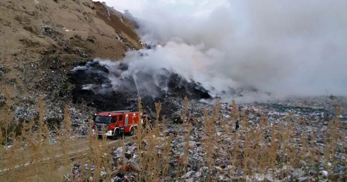 Incendiul s-a întins pe o suprafaţă de 1000 de mp. FOTOISU Braşov