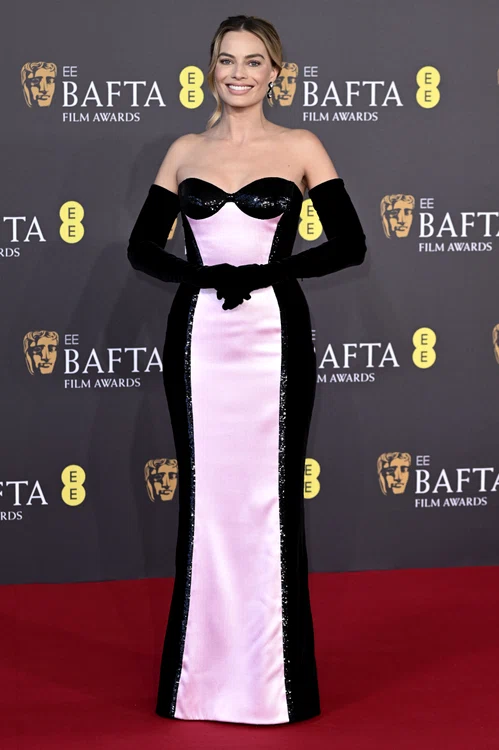 Margot Robbie, într-o rochie Armani Privè roz cu negru. Premiile BAFTA 2024