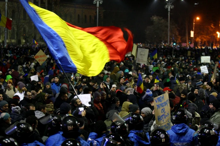 Aproximativ 120.000 de oameni au protestat pe 1 februarie în faţa Guvernului FOTO David Muntean