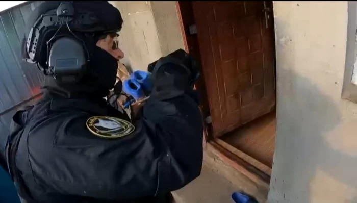 Luptătorii SIAS au intervenit la Măneciu pentru a opri un bărbat care ameninţa că va provoca o explozie FOTO captura video