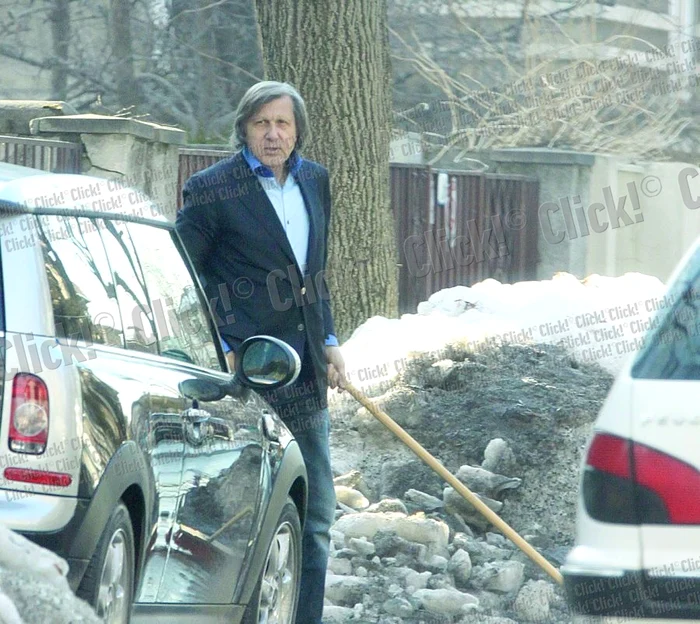 E parcă prea  elegant îmbrăcat  ca să dea apa  de pe trotuar...