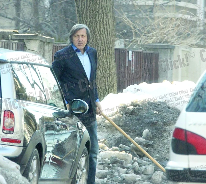 E parcă prea elegant îmbrăcat ca să dea apa de pe trotuar...