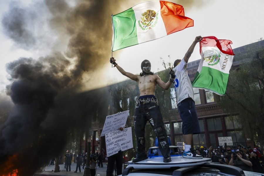 Cum a devenit steagul Mexicului simbolul protestelor din Los Angeles
