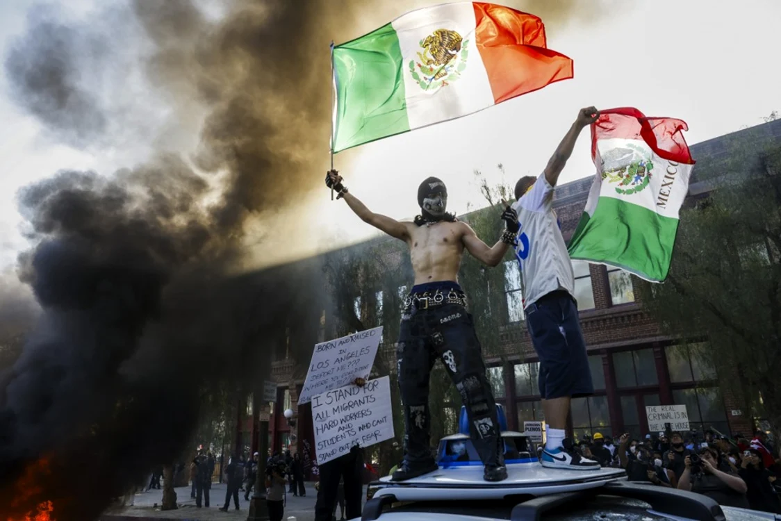 Steagul Mexicului-proteste Los Angeles FOTO EPA-EFE