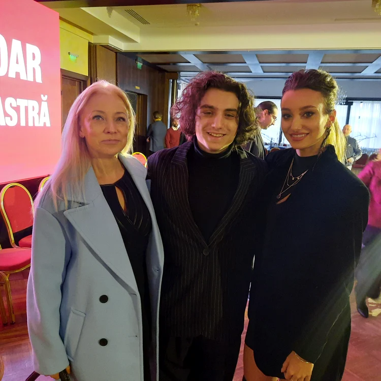 Lucia și cei doi copii merg  împreună la evenimente