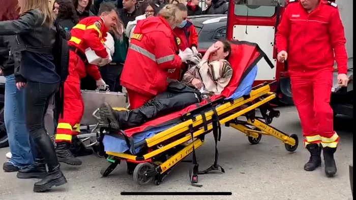 Mama lui Melis, luată de Ambulanță după ce a aflat ce s-a întâmplat cu fata ei. FOTO A.P.