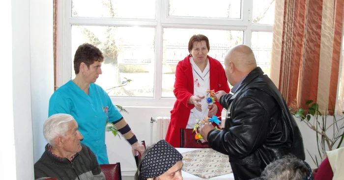 Persoanele private de libertate au confecţionat personal mărţişoarele Foto: Simona Costache