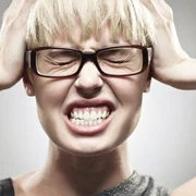 dureri de cap dinti femeie ochelari stres Shutterstock