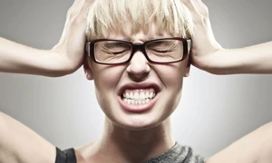 dureri de cap dinti femeie ochelari stres Shutterstock