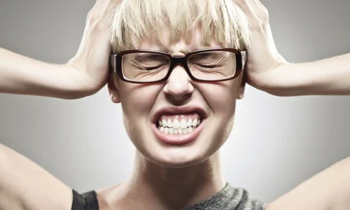 dureri de cap dinti femeie ochelari stres Shutterstock