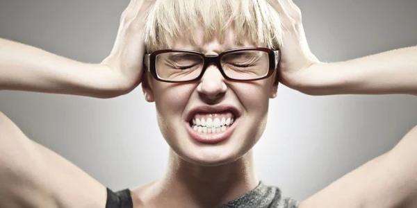 dureri de cap dinti femeie ochelari stres Shutterstock